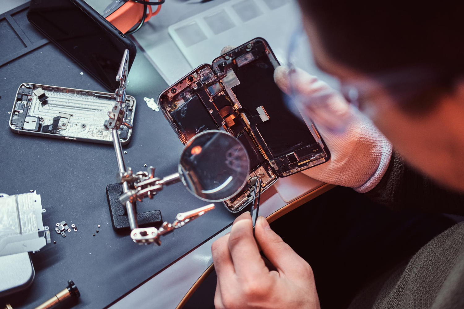 Smart Watch Repairs: Finding Reliable “Watch Repair Near Me” Services