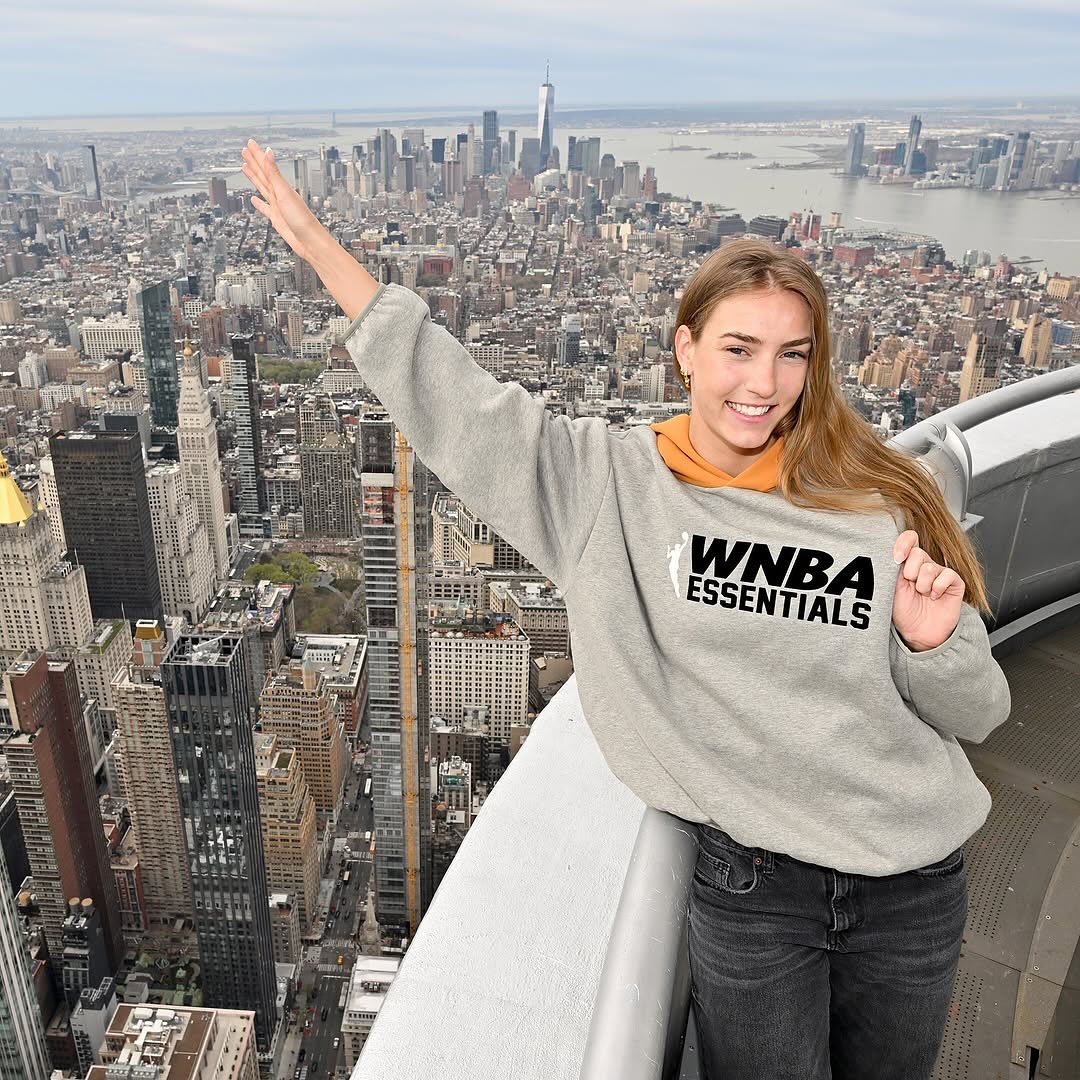 The Essentials Hoodie: A Timeless Icon of Modern Streetwear